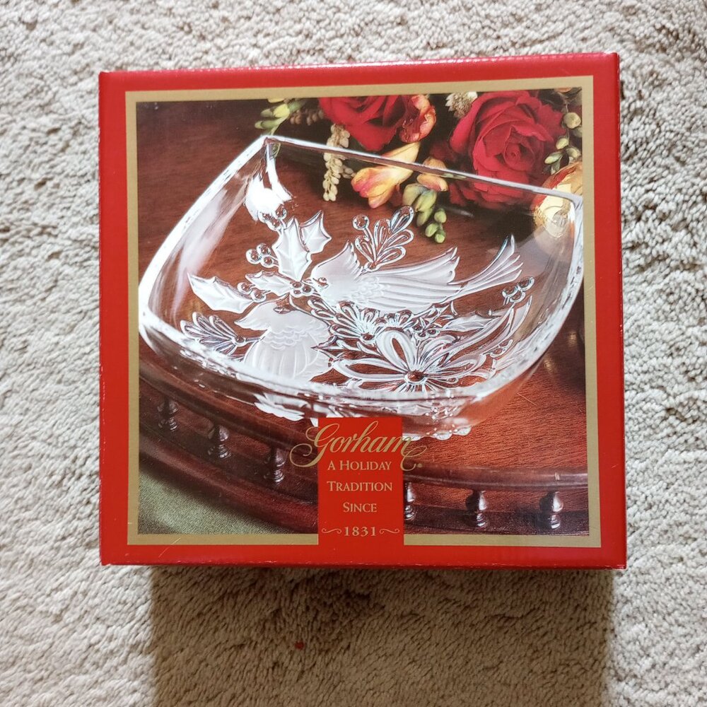 New, Gorham Holiday Traditions "Christmas Cardinals" 8" Glass Bowl